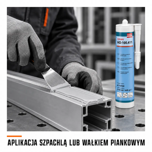 Aplikacja szarej masy COSMO HD-100.411 szpachlą lub wałkiem piankowym na profilu aluminiowym